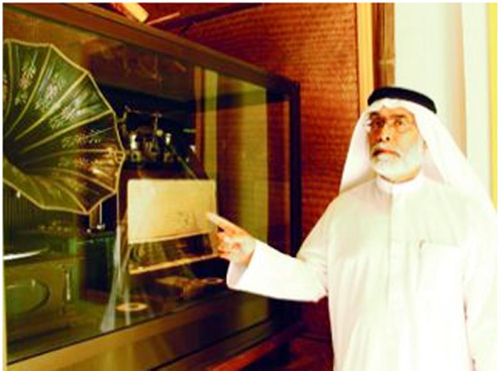 



سالم عبيد داخل متحف عجمان مع الأجهزة التي استخدمت في البث.