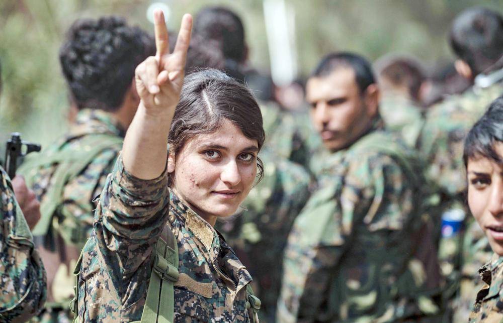 



مقاتلة من قوات سورية الديمقراطية ترفع علامة النصر أثناء الاحتفال بهزيمة «داعش» وتحرير الباغوز أمس. (أ ف ب)