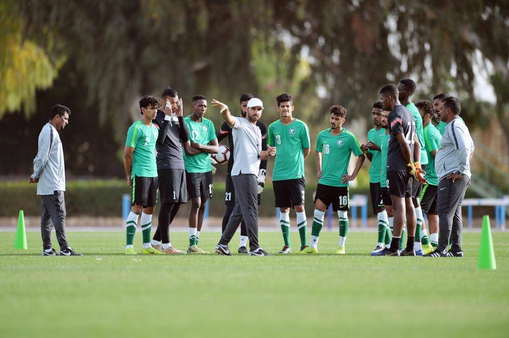 



المدرب سعد الشهري يوجه لاعبي المنتخب الأولمبي.