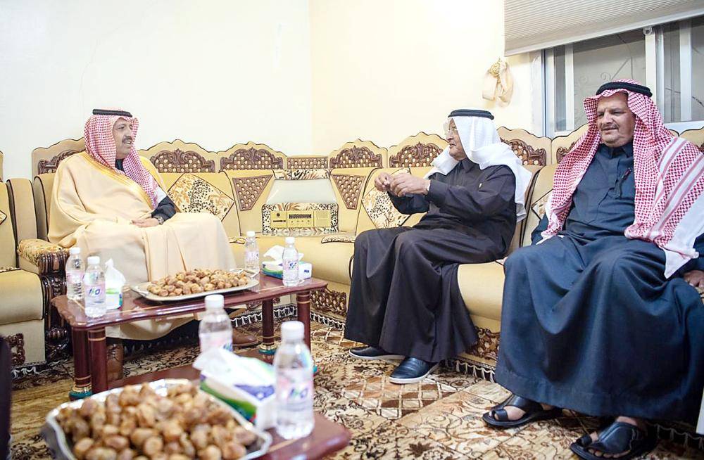 الأمير حسام بن سعود في مجلس عزاء أسرة المليص. (عكاظ)