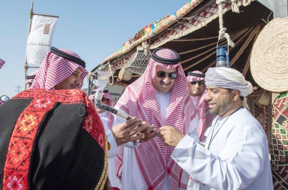 



الأمير فيصل بن سلمان خلال زيارته مهرجان الطرف للتراث والثقافة. (عكاظ)