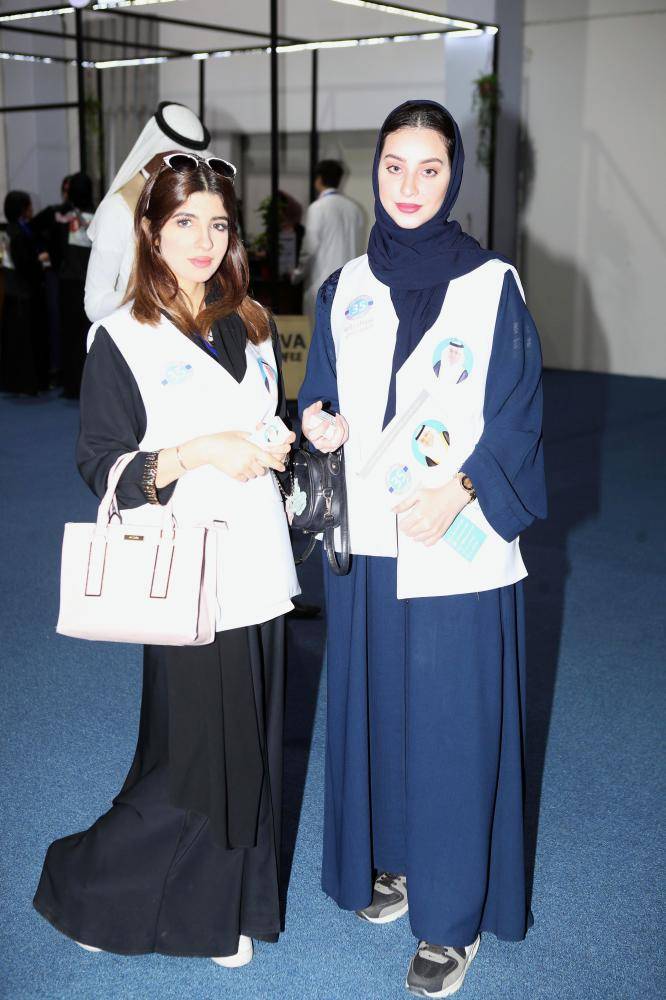 متطوعتان خلال المشاركة في انتخابات جدة.
