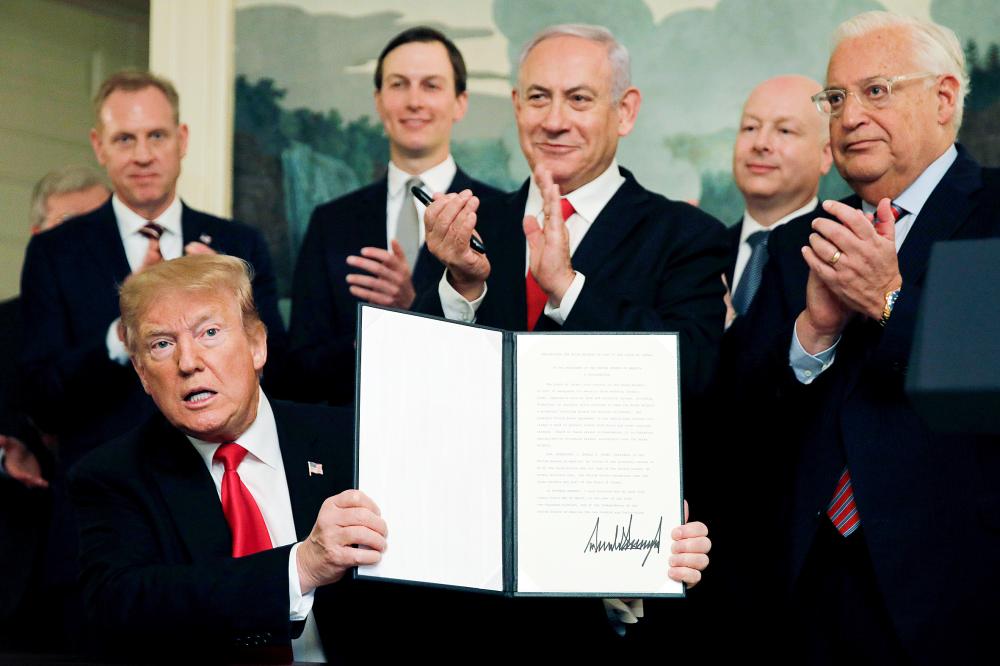 



 الرئيس الأمريكي ترمب بعد إعلانه الاعتراف بسيادة إسرائيل على الجولان في البيت الابيض أمس. (رويترز)