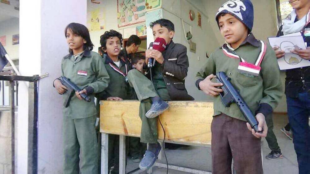 



أطفال يمينون يتلقون تدريبات حوثية على العنف واستخدام السلاح في إحدى المدارس. (متداولة)