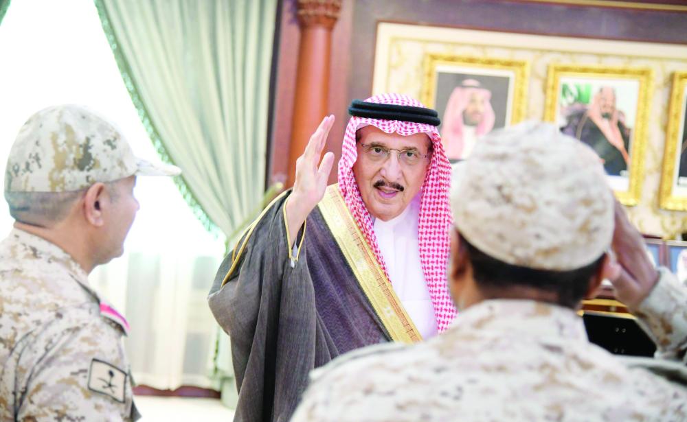 



الأمير محمد بن ناصر خلال استقباله قائد قوة جازان ومدير مستشفى القوات المسلحة.