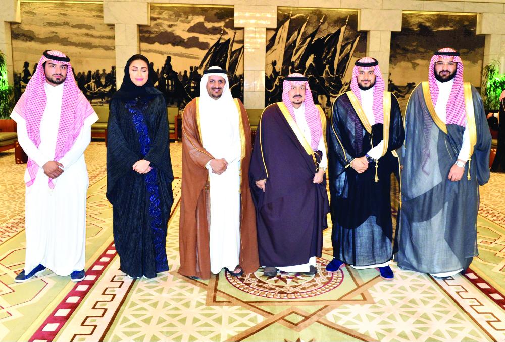 



الأمير فيصل بن بندر خلال استقباله رئيس وأعضاء جمعية الرفق بالحيوان.