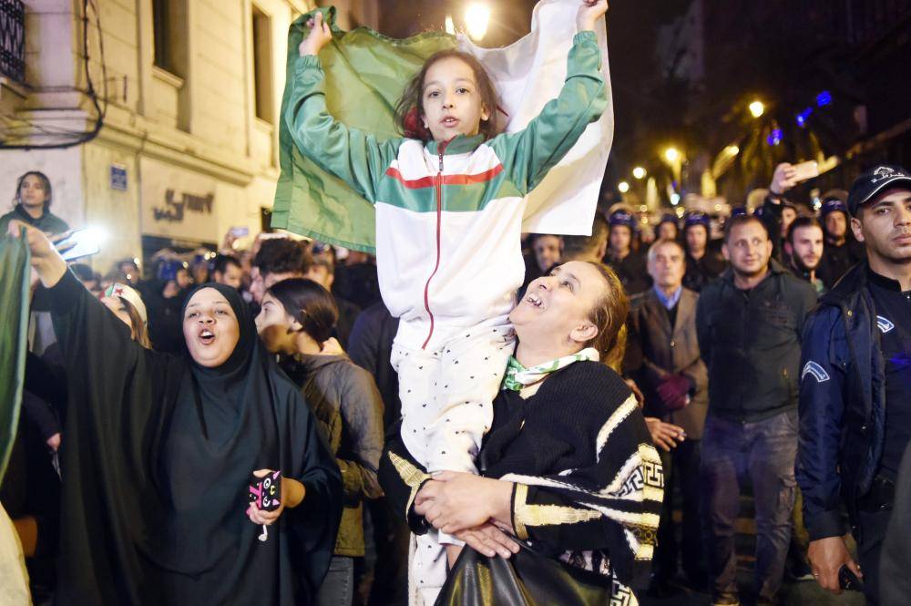 



احتفالات شعبية عارمة وسط الجزائر العاصمة، بعد إعلان استقالة رئيس الجمهورية عبدالعزيز بوتفليقة. (أ ف ب) 
