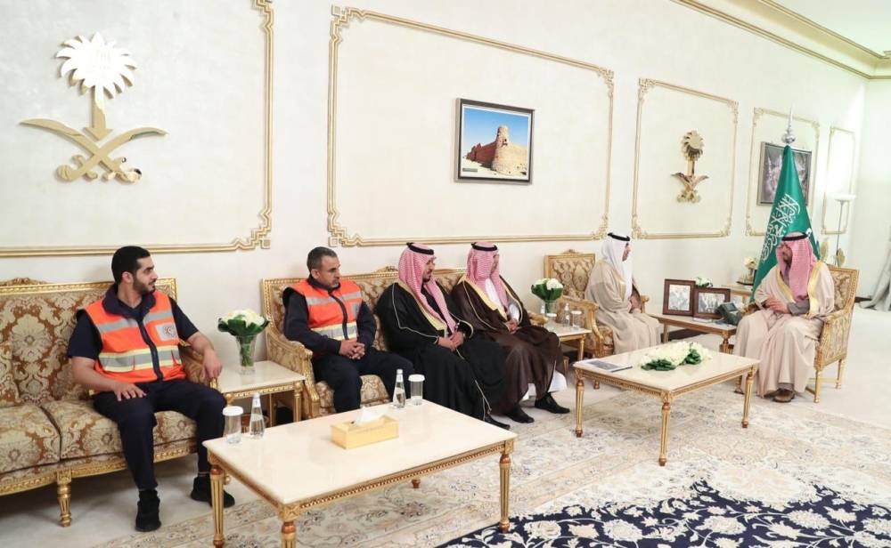 جانب من لقاء الأمير فيصل بن خالد بمنسوبي الهلال الأحمر. 
