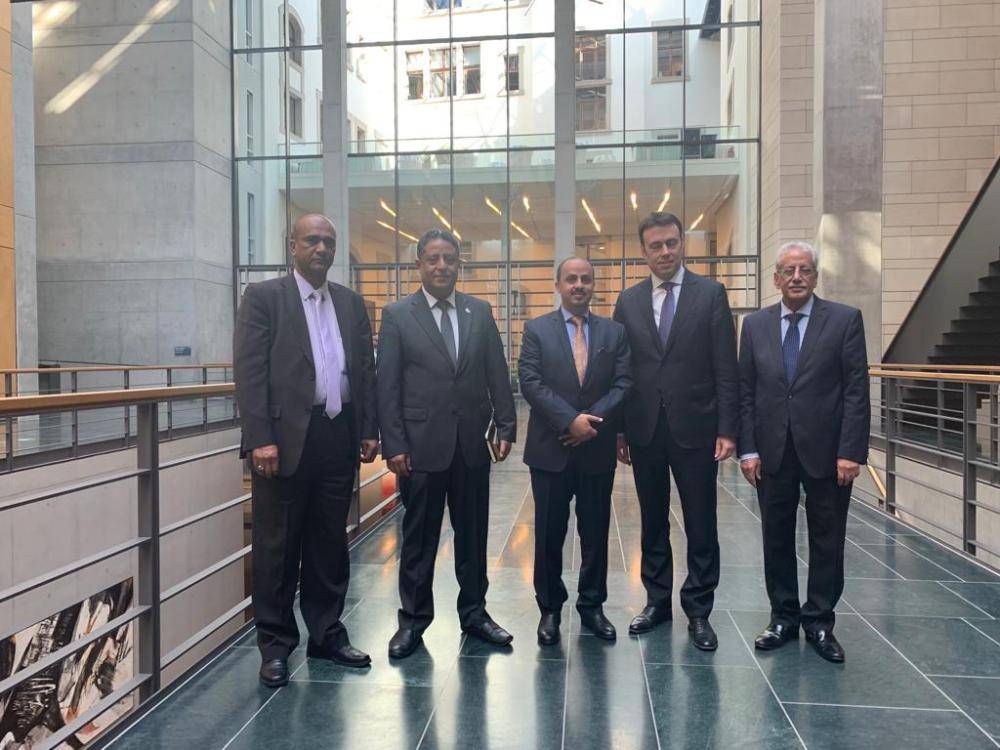 وزير الإعلام اليمني ملتقيا المتحدث باسم الحزب الاشتراكي الديموقراطي في البرلمان الألماني.