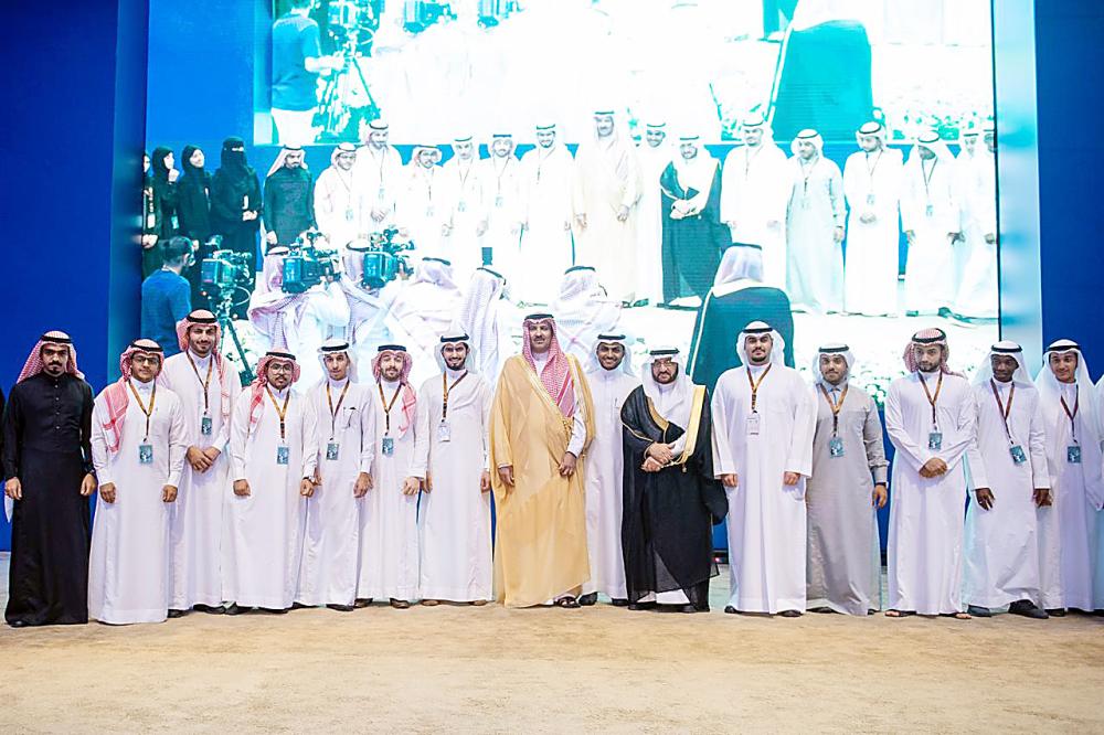 





الأمير فيصل بن سلمان مع الفائزين في المسابقة. (عكاظ)