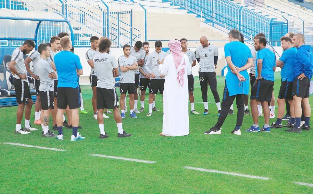 



رئيس الهلال الأمير محمد بن فيصل في اجتماع مع اللاعبين.