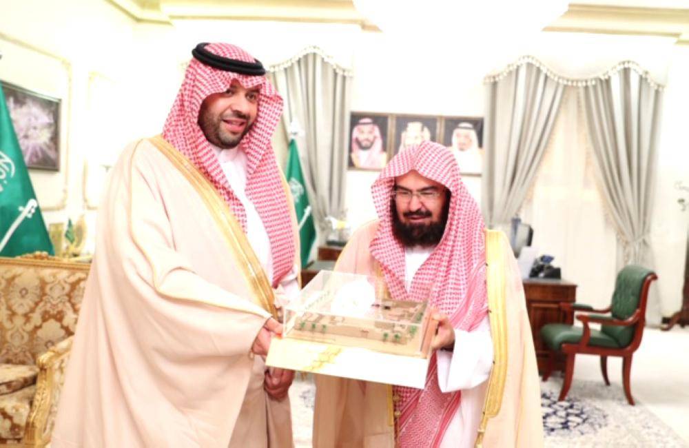 



الأمير فيصل بن خالد خلال استقباله الدكتور السديس.