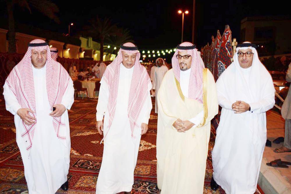 الأمير خالد بن سلطان العبدالله مقدما التعازي . (تصوير: عبدالسلام السلمي)