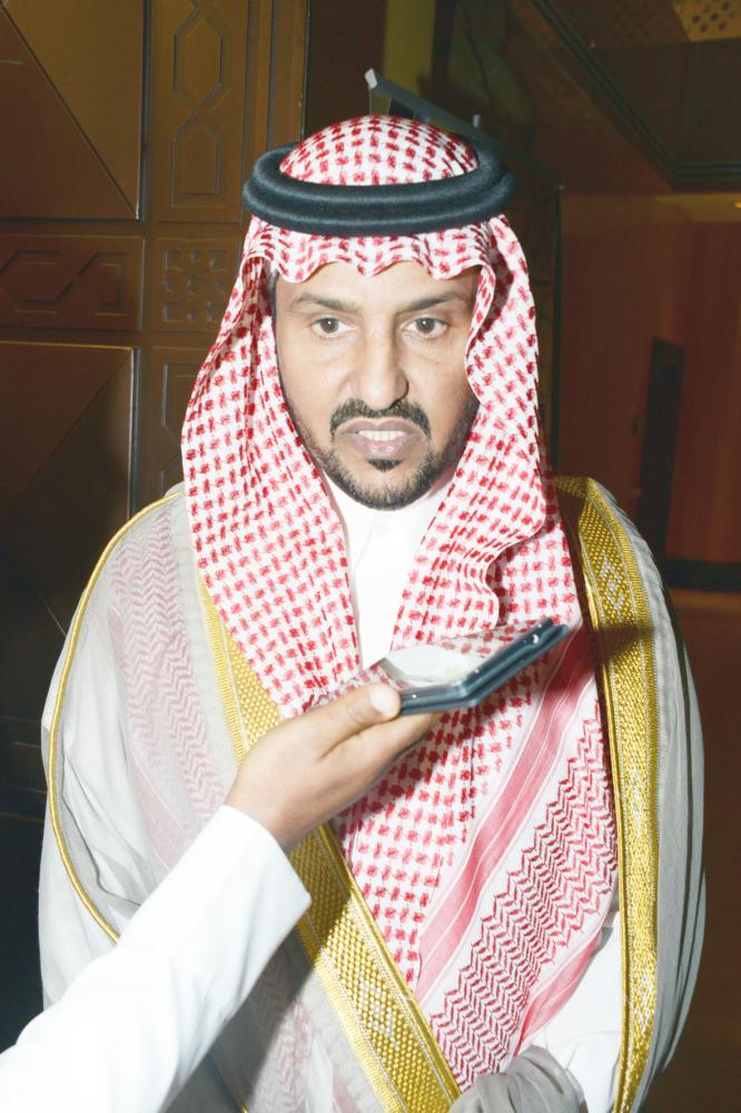 



الأمير بندر بن سلمان متحدثا للزميل عبدالله الداني. (عكاظ)