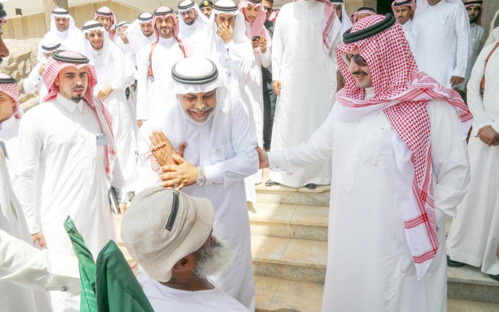 



الأمير تركي بن طلال مع أحد كبار السن في محافظة البرك.