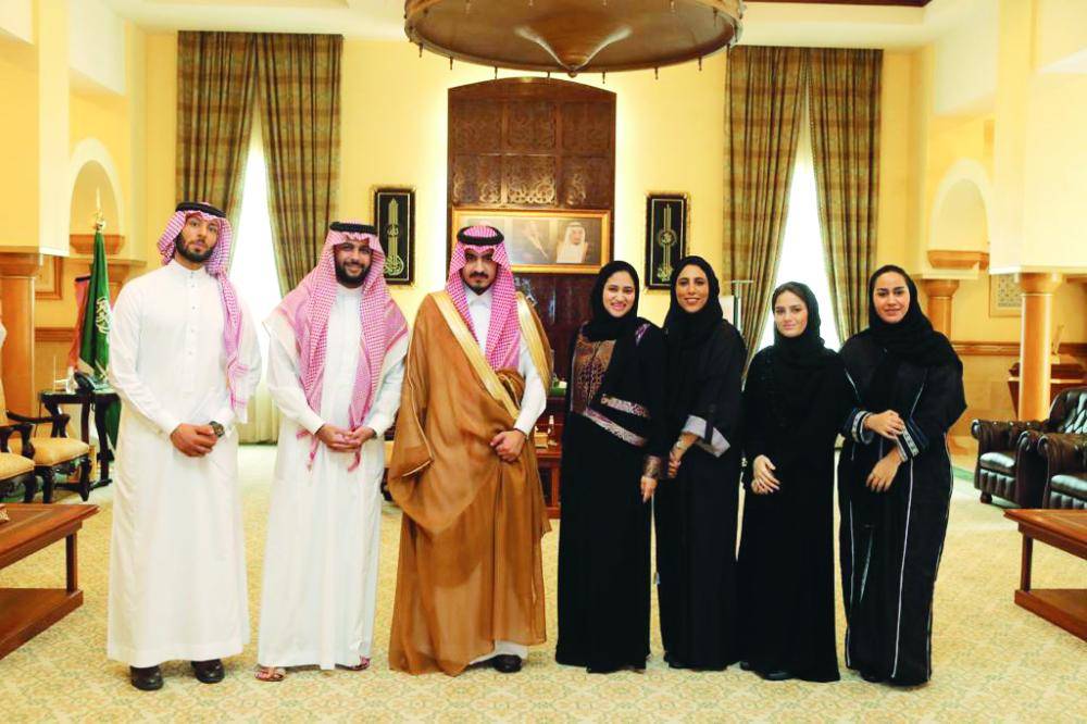 



الأمير بدر بن سلطان مع وفد كلية الإعلان.