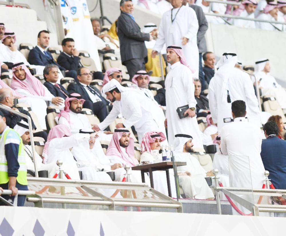 عضو شرف نادي الهلال الأمير الوليد بن طلال تقدم الحضور لدعم فريقه في منصة استاد هزاع بن زايد بمدينة العين الإماراتية.
