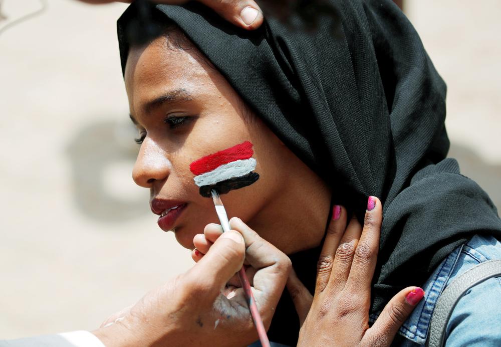 



 سودانية رسمت العلم الوطني على وجهها أثناء الاعتصام المتواصل أمام مقر وزارة الدفاع في العاصمة الخرطوم، أمس. (رويترز)