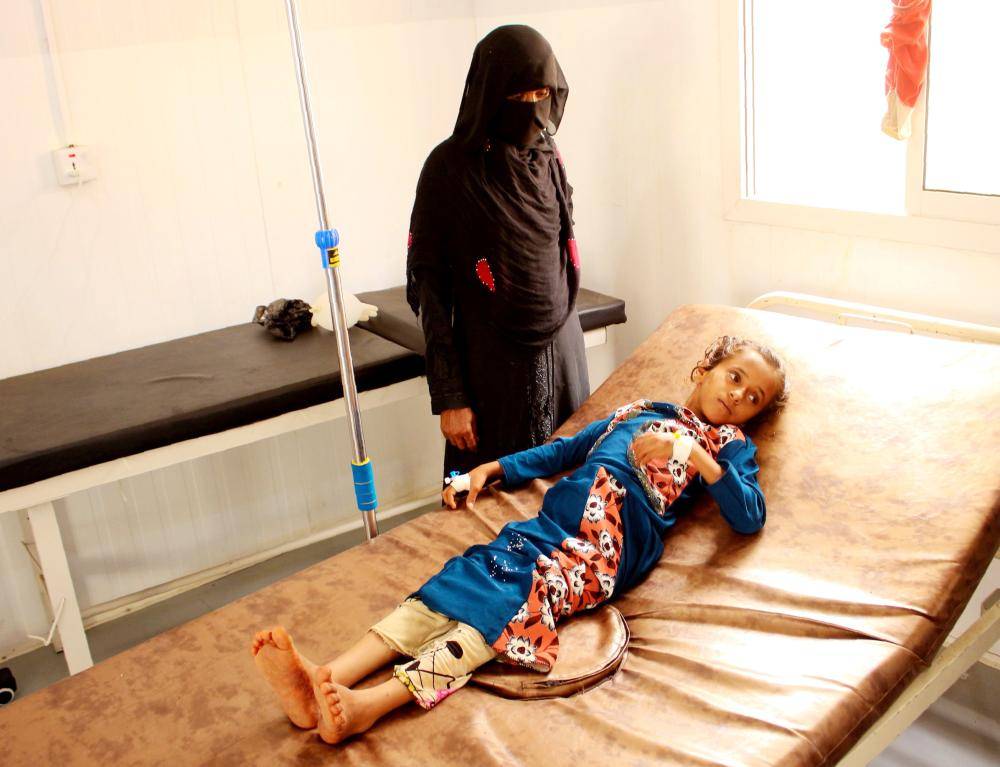 



امرأة يمنية ترافق طفلتها المستلقية على نقالة في مركز لعلاج الكوليرا بمحافظة لحج، أمس الأول.  (أ.ف.ب)