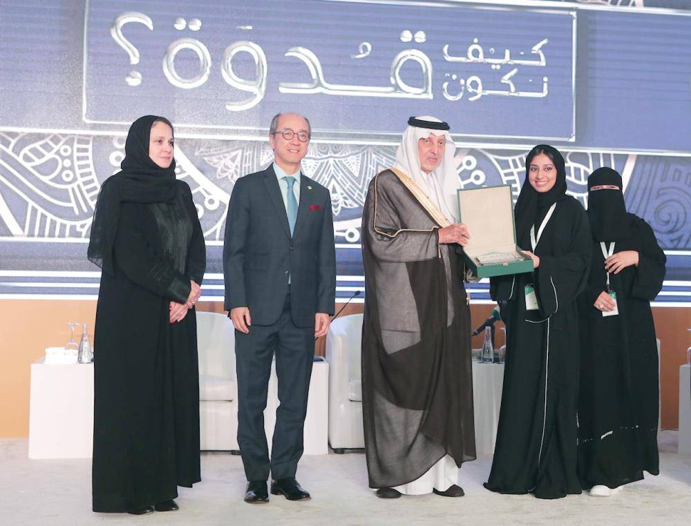 



الأمير خالد الفيصل مكرما إحدى الفائزات بجوائز الابتكار.