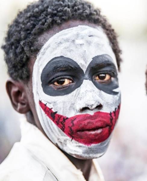 سوداني يشارك في اعتصام خارج مقر الجيش في الخرطوم أمس الأول. (أ.ف.ب)