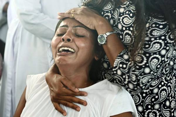 



سريلانكية تنتحب خلال جنازة لضحايا انفجار قنبلة في كنيسة القديس سيباستيان في نيغومبو أمس. (أ.ف.ب)