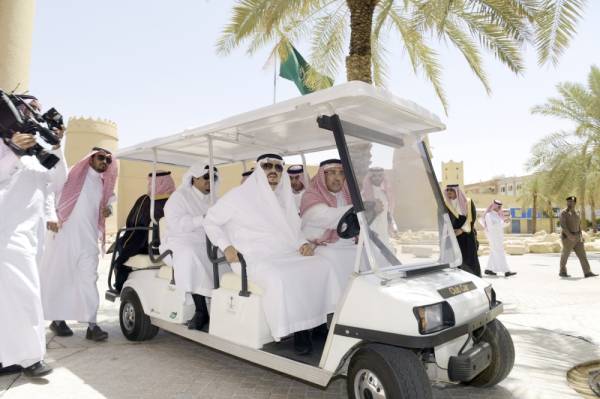 



أمير الرياض لدى جولته في منطقة قصر الحكم.
