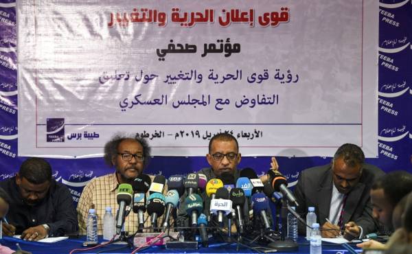 Sudanese civil society activists Muawia Shaddad (C-L) and Omar el-Digeir (C-R), two of the leaders from the protest movement led by the Alliance for Freedom and Change, give a press conference in the capital Khartoum on April 24, 2019. Protest leaders in Sudan threatened on April 24 to launch a «general strike» unless the country's military rulers meet their demand to hand power to a civilian administration. / AFP / OZAN KOSE 