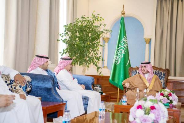 



 الأمير فيصل بن نواف ملتقيا وفد الاتصالات.