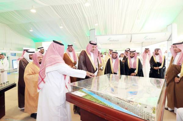 



الأمير فيصل بن سلمان يطلع على تجربة الجامعة الإسلامية في ترشيد الطاقة والحفاظ على البيئة.