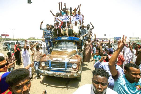 



 متظاهرون سودانيون يصلون إلى مقر قيادة الجيش في الخرطوم لدعم المعتصمين أمس. (أ ف ب)