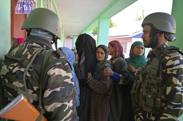 Kashmiri women queue up to cast their vote at a polling station during the fourth phase of India's general elections at Qaimoh Kulgam district, south of Srinagar on April 29, 2019. Voting began for the fourth phase of India's general parliamentary elections as Indians exercise their franchise in the country's marathon election which started on April 11 and runs through to May 19 with the results to be declared on May 23. / AFP / Tauseef MUSTAFA 