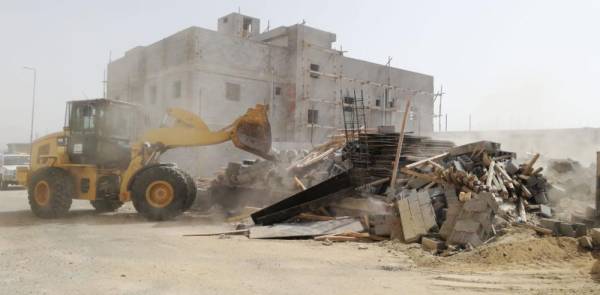آليات بلدية جنوب مكة تزيل التعديات.