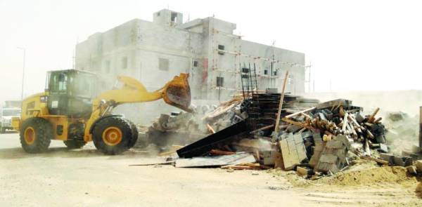 آليات بلدية جنوب مكة تزيل التعديات.
