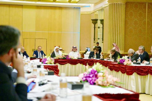 



الأمين العام لرابطة العالم الإسلامي خلال لقائه الوفد الفرنسي أمس في الرياض. (واس)