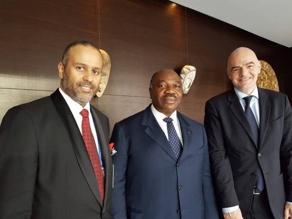 باهويني مع رئيس الفيفا ورئيس الاتحاد الأفريقي.