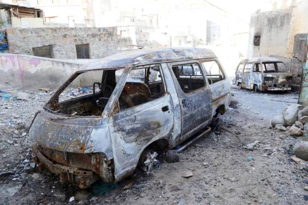 



مركبات متفحمة في أحد الشوارع بعد اشتباكات عنيفة بين قوات الجيش الوطني ومليشيا الحوثي في مدينة تعز، أمس الأول. (أ ف ب)