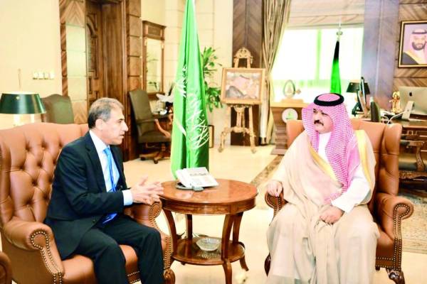 



الأمير مشعل بن ماجد مستقبلا القنصل العراقي.