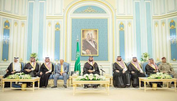 الأمير محمد بن سلمان خلال استقباله رئيس وأعضاء مجلس النواب اليمني أمس الأول في الرياض. (واس)