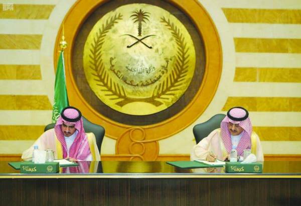



الأمير بدر بن سلطان موقعا الاتفاقية مع معهد الإدارة.