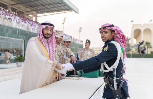 



الأمير عبدالله بن بندر مكرما أحد الخريجين.