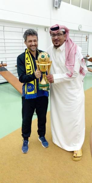 



عسيري محتضنا الكأس الغالية مع رئيس النادي محمد القاسم.