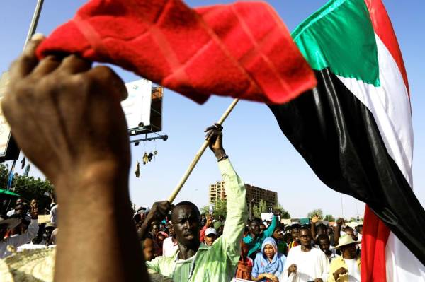 



 سودانيون يتظاهرون فيما يرفع أحدهم العلم الوطني خلال اعتصام أمام مقر قيادة الجيش في الخرطوم أمس الأول. (رويترز)