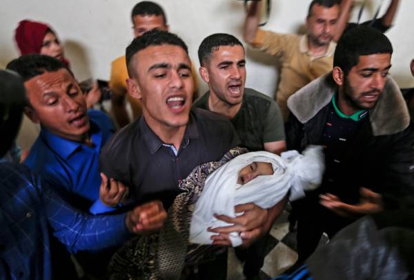 CORRECTION / Palestinian mourners carry the shrouded body of Saba Abu Arar during her funeral in Gaza City on May 5, 2019. According to the Palestinian health ministry in the enclave, the baby and her pregnant relative were killed by an Israeli airstrike a day earlier, but Israel's army denied on May 5 the claims, saying errant Hamas fire was to blame for the deaths. / AFP / MAHMUD HAMS 