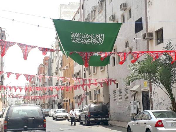 يزين  الكثير من سكان الأحياء شوارعهم بمظاهر رمضانية