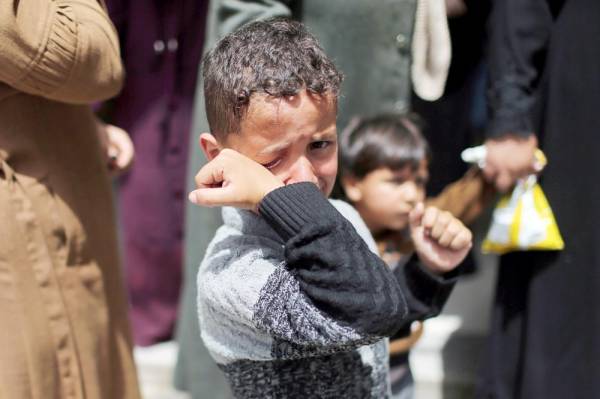 



طفل فلسطيني يبكي أثناء مراسم تشييع أحد ضحايا العدوان الإسرائيلي على غزة أمس. (رويترز)