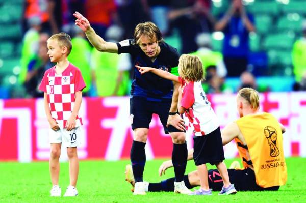 Croatia's midfielder Luka Modric gestures next to his son Ivano (L) after winning the Russia 2018 World Cup quarter-final football match between Russia and Croatia at the Fisht Stadium in Sochi on July 7, 2018. RESTRICTED TO EDITORIAL USE - NO MOBILE PUSH ALERTS/DOWNLOADS

 / AFP / Kirill KUDRYAVTSEV / RESTRICTED TO EDITORIAL USE - NO MOBILE PUSH ALERTS/DOWNLOADS

