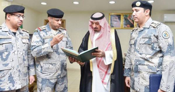 



الأمير جلوي بن عبدالعزيز يطلع على تقارير حرس الحدود.