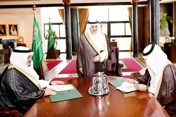 



الأمير فهد بن سلطان يشهد توقيع مذكرة التفاهم.