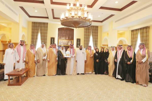



الأمير بدر بن سلطان مع رئيس وأعضاء اللجنة التنفيذية لجمعية «إطعام».